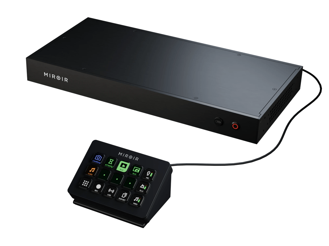 Director 4K et Stream Deck Miroir réunis sur une surface sombre