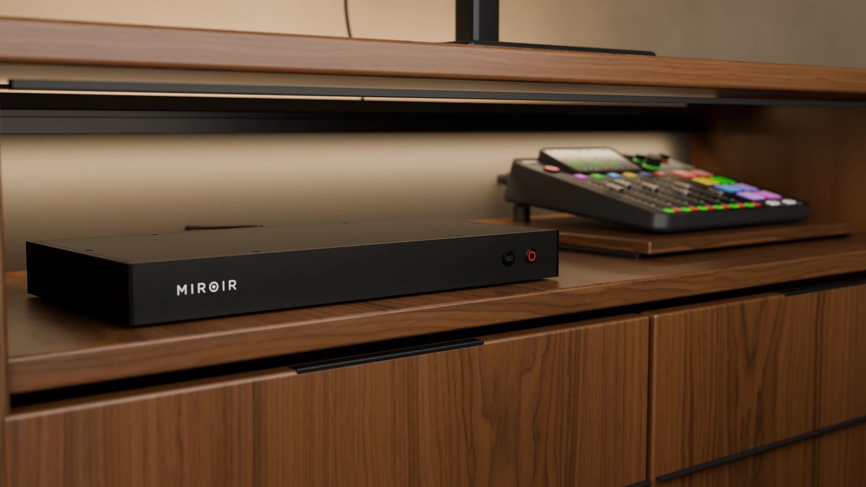 Miroir Director 4K aux côtés d’une console RØDECaster Pro II dans un meuble de studio éclairé par un bandeau lumineux