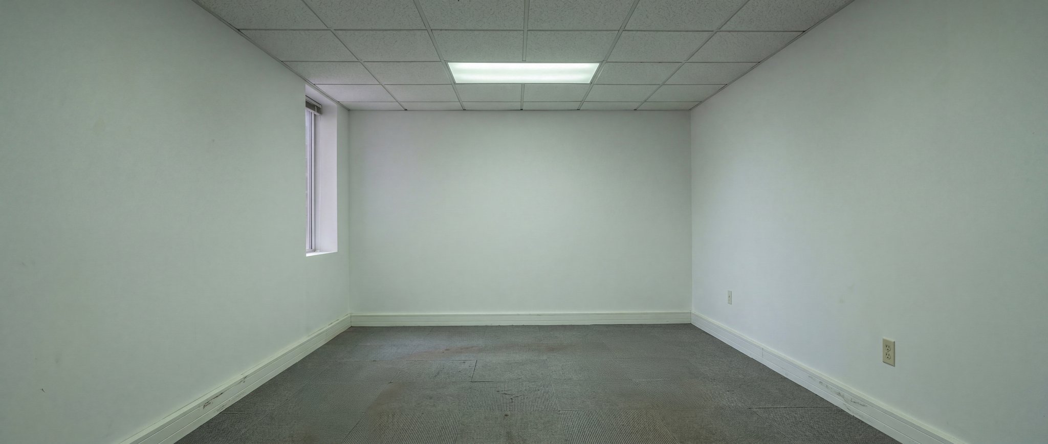 Salle de réunion vide, avant aménagement