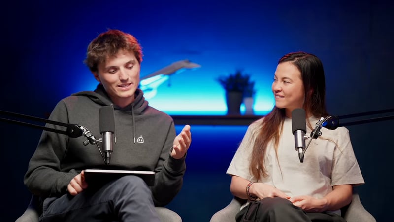 Deux invités enregistrent un podcast vidéo